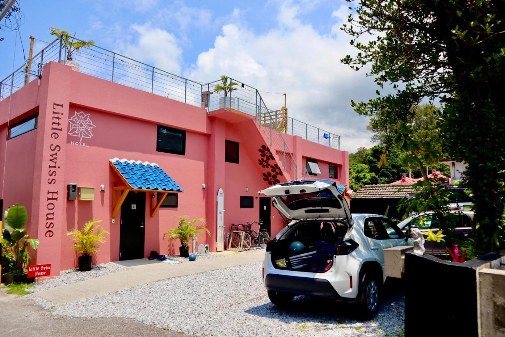 Hotel Little Swiss House Motobu Exterior foto